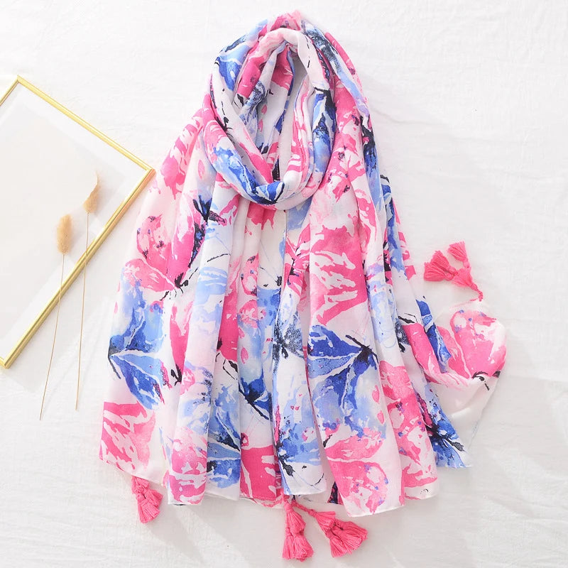Bunter Schal mit floralem Muster, rosa und blauen Akzenten, aus leichtem Stoff. Perfekt für Frühling und Sommer. Modisches Accessoire.