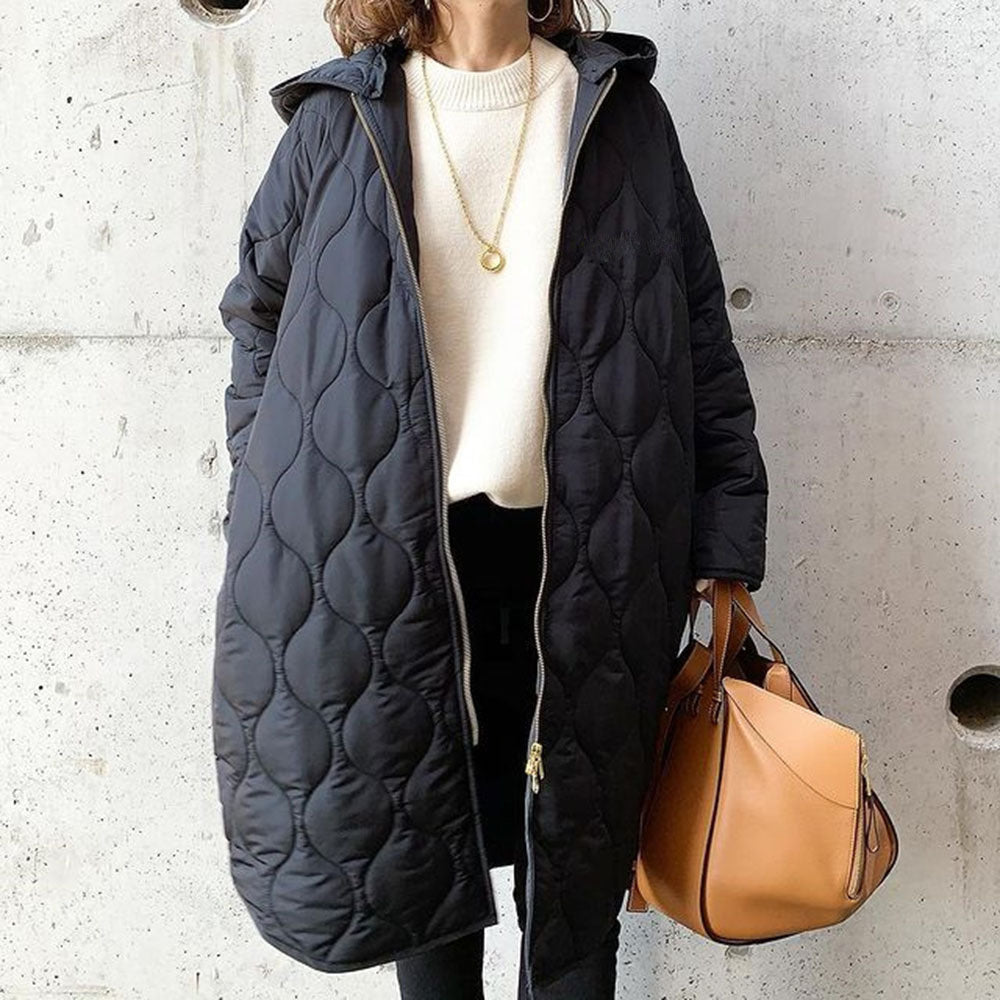 Damen Wintermantel, gesteppter schwarzer Parka mit Kapuze, kombiniert mit weißem Pullover und brauner Handtasche. Modetrend 2023.