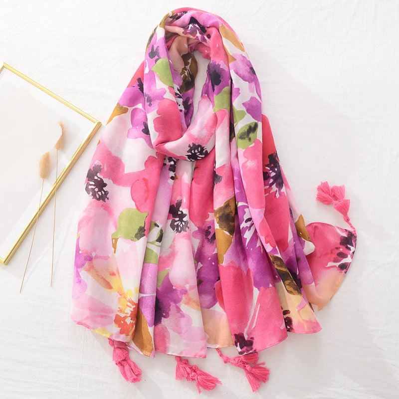 Bunter Blumenschal mit Quasten, ideal für Frühling und Sommer. Hochwertiger Stoff, lebendige Farben, modisches Accessoire für Damen.