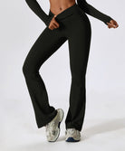 Damen-Sporthose in Schwarz, hoch tailliert, mit ausgestelltem Bein. Ideal für Fitness und Yoga. Bequeme, stilvolle Sportbekleidung.