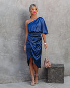 Elegantes blaues One-Shoulder-Kleid aus Satin, knielang, mit asymmetrischem Schnitt. Perfekt für Abendveranstaltungen und Partys.