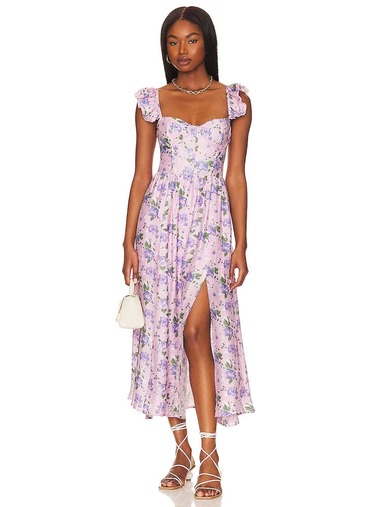 Lila Blumenkleid mit Rüschenärmeln und Beinschlitz, ideal für Sommermode. Perfekt für elegante Anlässe und trendige Outfits.