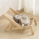 Graue Katze auf Holz-Katzenliege mit Leinenbezug im Wohnzimmer, modernes Haustiermöbel.