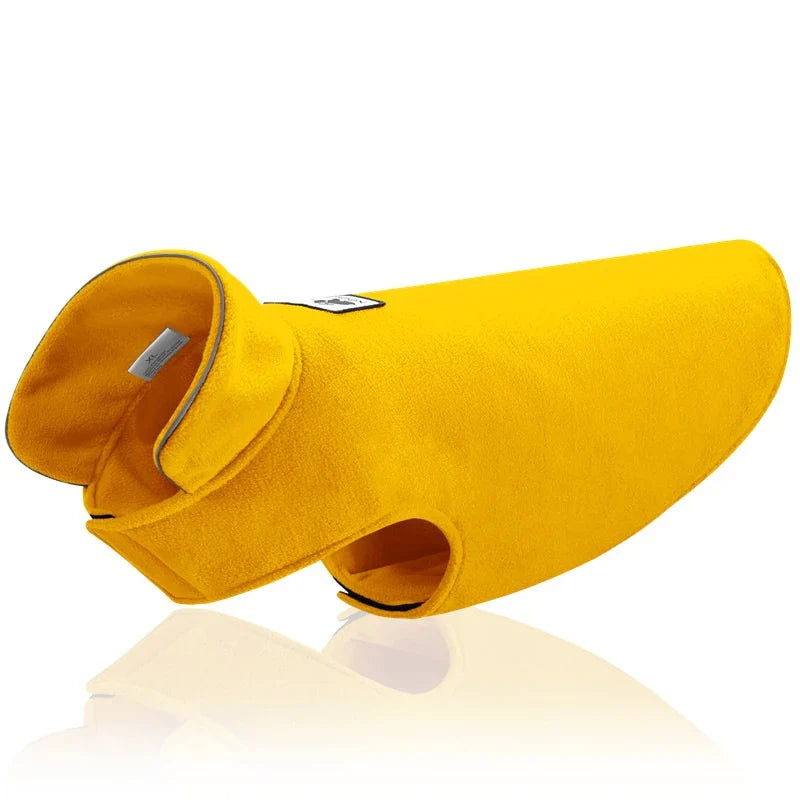 Gelber Hundemantel aus Fleece, warm und wasserabweisend, ideal für kalte Tage. Perfekte Passform, komfortabel und stilvoll für Hunde.