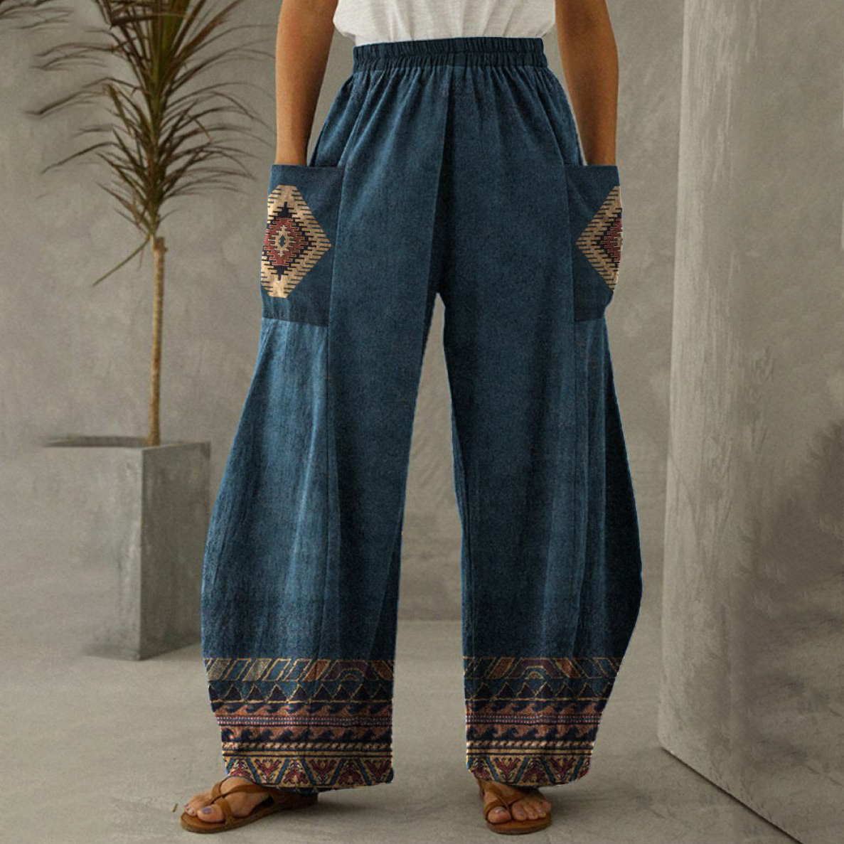 Damenhose mit weitem Bein, ethnischem Muster und Taschen, ideal für Boho-Mode. Perfekt für Freizeit und Sommer. Hochwertige Baumwolle.