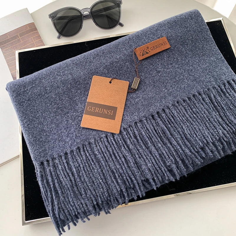 Gerunsi Schal aus weichem Kaschmir, grau, mit Fransen. Luxuriöses Accessoire für Damen und Herren. Perfekt für Herbst und Wintermode.