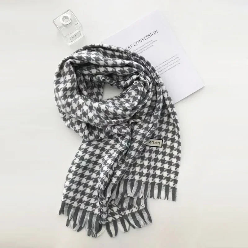 Stylischer Hahnentritt-Schal in Schwarz-Weiß, weiches Material, ideal für Herbst und Winter. Perfektes Accessoire für modische Outfits.