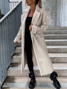 Damen Wintermantel in Beige, Lammfell-Optik, modisch und warm, ideal für kalte Tage. Perfekt kombiniert mit schwarzer Kleidung und Stiefeln.