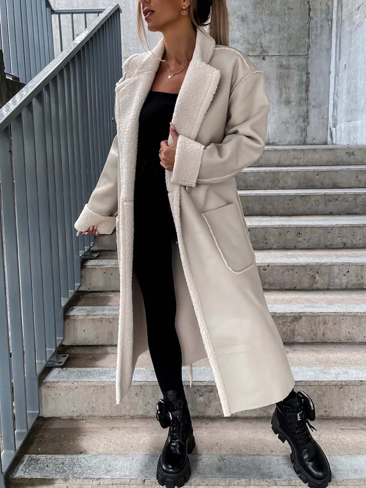 Damen Wintermantel in Beige, Lammfell-Optik, modisch und warm, ideal für kalte Tage. Perfekt kombiniert mit schwarzer Kleidung und Stiefeln.