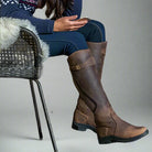 Damen-Reitstiefel aus braunem Leder, robust und stilvoll, ideal für Outdoor-Aktivitäten. Perfekte Passform und hoher Tragekomfort.