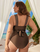 Frau im braunen Badeanzug mit Schleife, Strandhintergrund, Sommermode, Damenbademode.