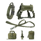 Olivgrünes Hundegeschirr-Set mit Leine, Tasche und Zubehör für Outdoor-Aktivitäten.