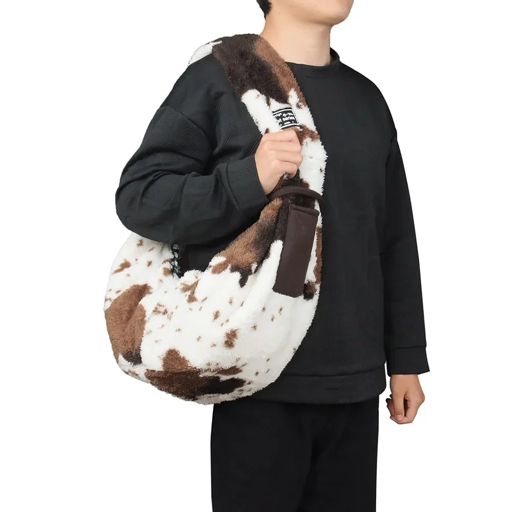 Person mit braun-weißer Plüsch-Schultertasche, modisch, bequem, Unisex-Accessoire.