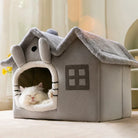 Graues Katzenhaus aus Plüsch, gemütlich, mit schlafender Katze, idealer Rückzugsort für Haustiere.