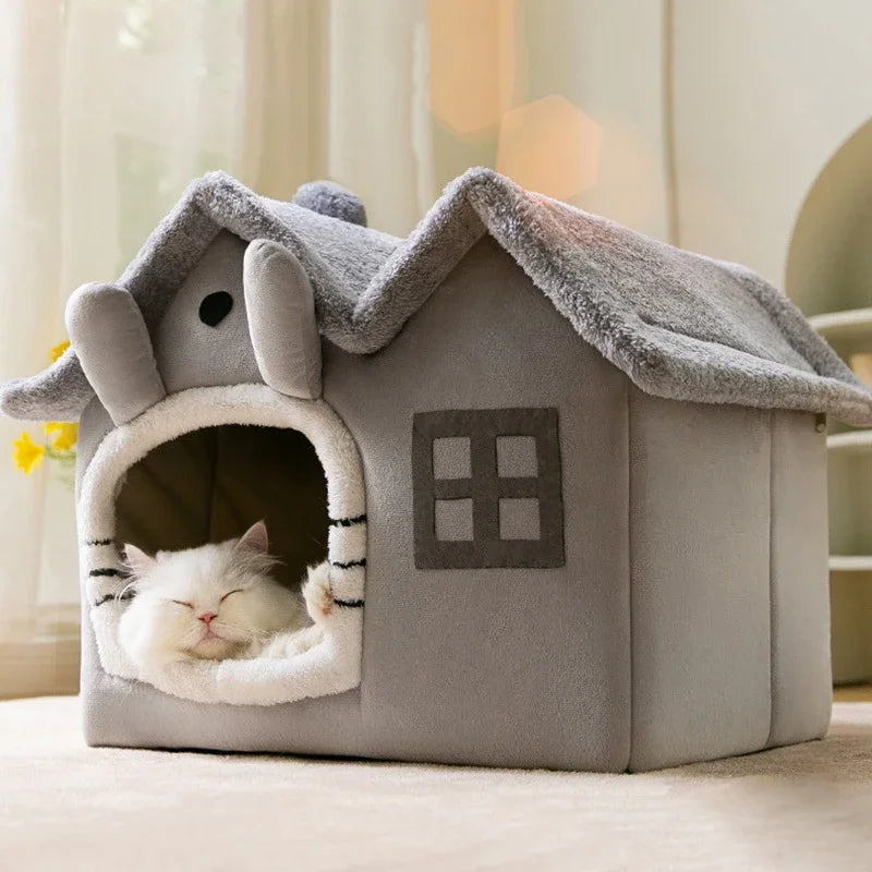 Graues Katzenhaus aus Plüsch, gemütlich, mit schlafender Katze, idealer Rückzugsort für Haustiere.