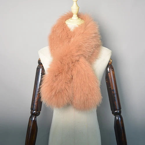 Kunstfell-Schal in Rosa auf Schneiderpuppe, luxuriös und weich, ideal für Wintermode. Perfekt als modisches Accessoire für Damen.