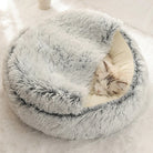 Katzenbett aus Plüsch, rund, grau, mit schlafender Katze, gemütlich, Haustierbedarf.