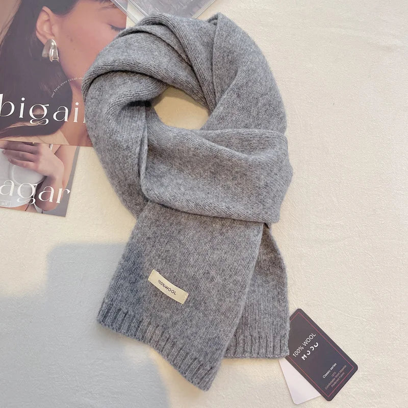 Grauer Kaschmirschal auf hellem Hintergrund, luxuriös und weich, ideal für kalte Tage. Perfekt als modisches Accessoire oder Geschenkidee.