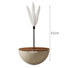 Katzenspielzeug mit Feder, 43cm hoch, 19cm Basis, Kratzball, interaktives Spielzeug, beige.