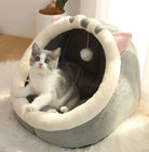 Graues Katzenbett mit Ohren, Plüschmaterial, Katze liegt darin, gemütlich, Haustierbedarf.