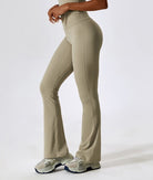 Damen-Sportleggings in Beige, hoch tailliert, mit ausgestelltem Bein. Ideal für Fitness, Yoga und Freizeit. Bequeme Passform, modischer Look.