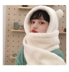 Flauschiger, weißer Kapuzenschal für Damen, ideal für kalte Wintertage. Modisches Accessoire, warm und stilvoll, perfekt für Outdoor-Aktivitäten.