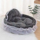 Graues, rundes Haustierbett mit Rüschen, weiches Plüschmaterial, ideal für Katzen und kleine Hunde.