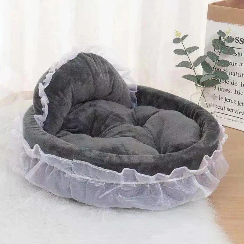 Graues, rundes Haustierbett mit Rüschen, weiches Plüschmaterial, ideal für Katzen und kleine Hunde.