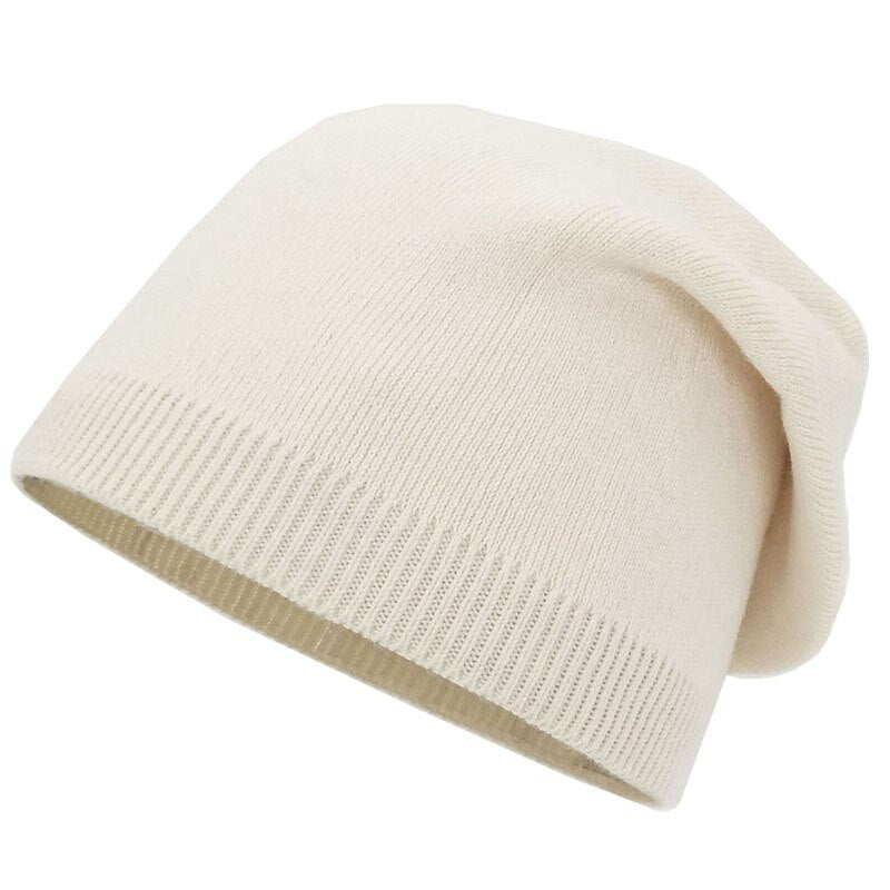 Weiße Strickmütze aus weicher Wolle, ideal für Wintermode. Bequeme, stilvolle Beanie für Damen und Herren. Perfekt für kalte Tage.