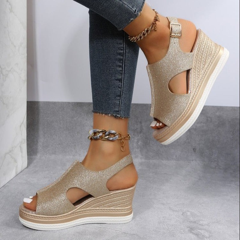 Damen Sandalen mit Keilabsatz, goldene Glitzeroptik, modisch und bequem, ideal für Sommermode. Perfekt für elegante und lässige Outfits.