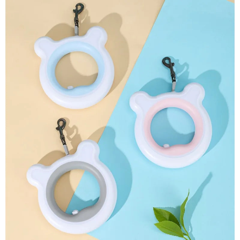 Bärchenförmige Hundekotbeutelhalter, blau, rosa, grau, Kunststoff, mit Karabinerhaken.