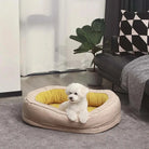 Weißer Hund in beigem Hundebett, Wohnzimmer, gelbes Innenfutter, gemütlich, modernes Design.