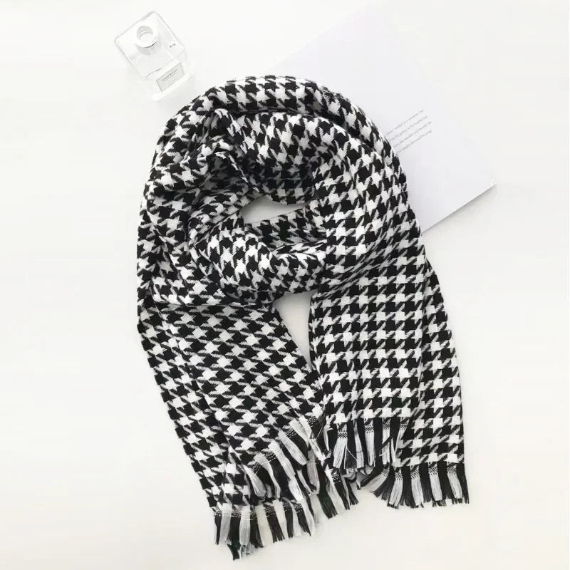 Schwarz-weißer Hahnentritt-Schal aus weichem Material, ideal für Herbst und Winter. Modisches Accessoire, vielseitig kombinierbar.