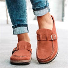 Damen Mokassins in Braun, aus Wildleder, mit Schnalle und Nahtdetails. Bequeme Freizeitschuhe, ideal für den Alltag. Modische Damen-Slipper.