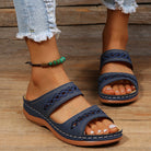Damen Sandalen in Blau mit Zickzack-Muster, bequemem Fußbett und offener Zehenpartie. Perfekt für Sommermode und Freizeitoutfits.