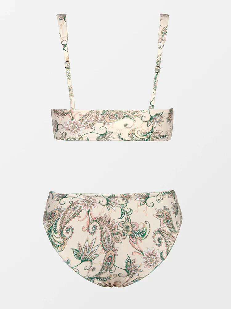 Damen-Bikini-Set mit Paisley-Muster, verstellbaren Trägern und hohem Beinausschnitt. Perfekt für Strandmode und Sommertrends.