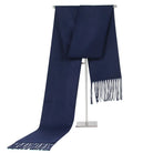 Eleganter dunkelblauer Schal aus Kaschmir mit Fransen, ideal für Herbst und Winter. Luxuriöses Accessoire für stilvolle Herrenmode.