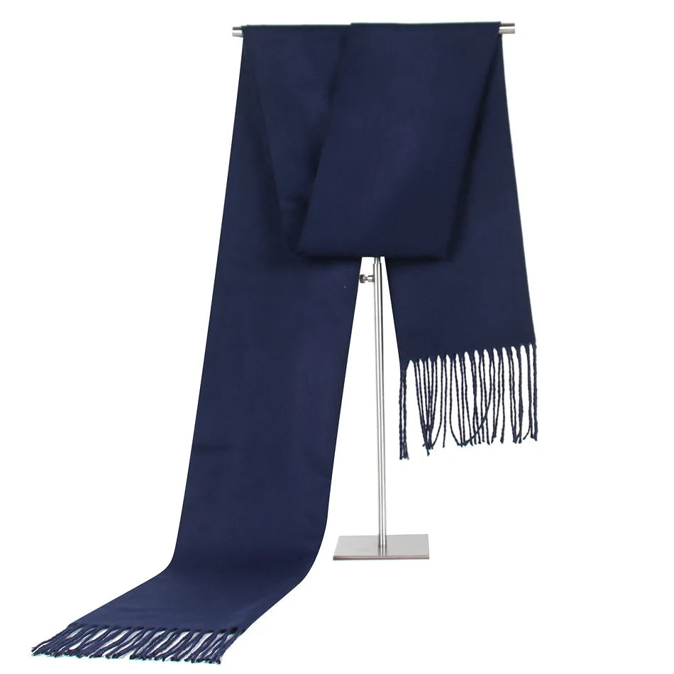 Eleganter dunkelblauer Schal aus Kaschmir mit Fransen, ideal für Herbst und Winter. Luxuriöses Accessoire für stilvolle Herrenmode.