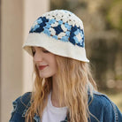 Damen Häkelhut in Blau-Weiß, handgefertigt, modisch und vielseitig. Perfekt für Sommermode, Strandaccessoires und lässige Outfits.