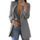 Grauer Blazer Damen, elegant und modern, kombiniert mit lässigem Top und Jeans. Perfekt für Business und Freizeit. Modetrend 2023.