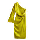 Elegantes, einarmiges, limettengrünes Satinkleid für Damen. Perfekt für Partys und besondere Anlässe. Modetrend 2023, auffälliges Design.