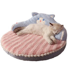 Katzenbett rosa und blau, Plüsch, rund, mit schlafender Katze, gemütlich, Haustierbett.