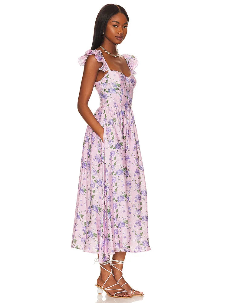 Lila Blumenkleid mit Rüschenärmeln, florales Design, knöchellang, ideal für Sommermode, Damenbekleidung, eleganter Freizeitlook.