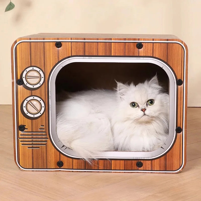 Weiße Katze in Retro-Fernseh-Katzenhaus aus Holzoptik, gemütlich liegend.