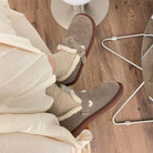 Damen Hausschuhe aus Wildleder mit Schnalle und Fellfutter, beige. Bequeme, warme Pantoffeln für den Winter. Ideal für gemütliche Abende.