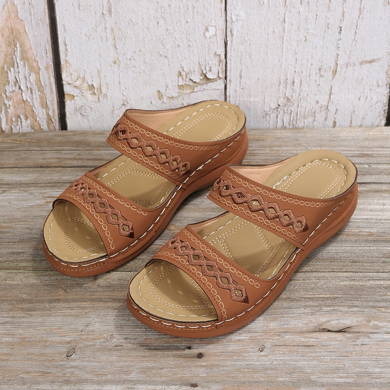 Braune Damen-Sandalen mit Ziernähten, bequemem Fußbett und rutschfester Sohle. Perfekt für Sommermode und Freizeitkleidung.