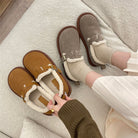 Damen Hausschuhe aus Wildleder mit weichem Futter, rutschfeste Sohle, ideal für Winter, gemütlich und warm, in Braun und Beige erhältlich.