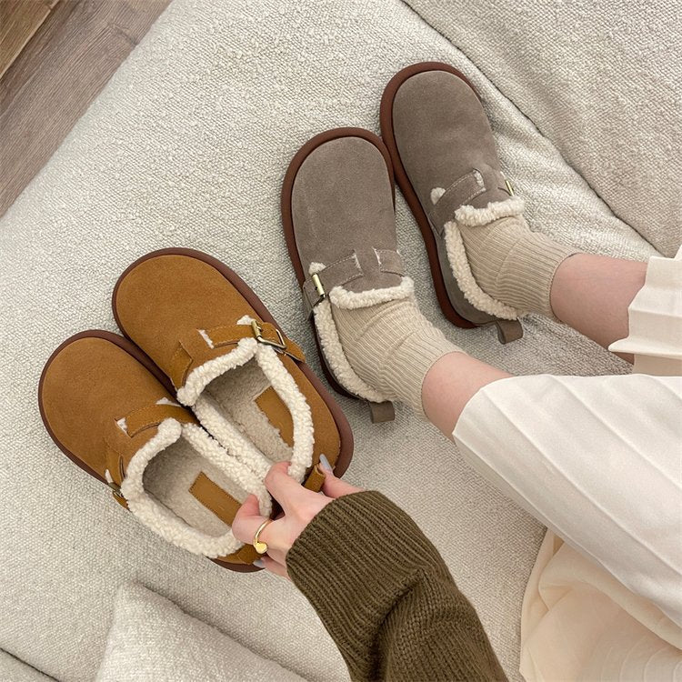Damen Hausschuhe aus Wildleder mit weichem Futter, rutschfeste Sohle, ideal für Winter, gemütlich und warm, in Braun und Beige erhältlich.
