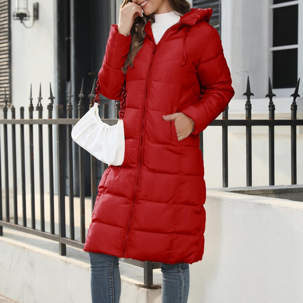 Damen Wintermantel in leuchtendem Rot, gesteppt, mit Kapuze. Perfekt für kalte Tage. Modisch, warm und bequem. Ideal für Wintermode.