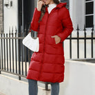 Damen Wintermantel in leuchtendem Rot, gesteppt, mit Kapuze. Perfekt für kalte Tage. Modisch, warm und bequem. Ideal für Wintermode.